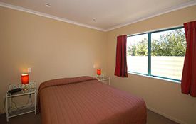 2-Bedroom king-size bed
